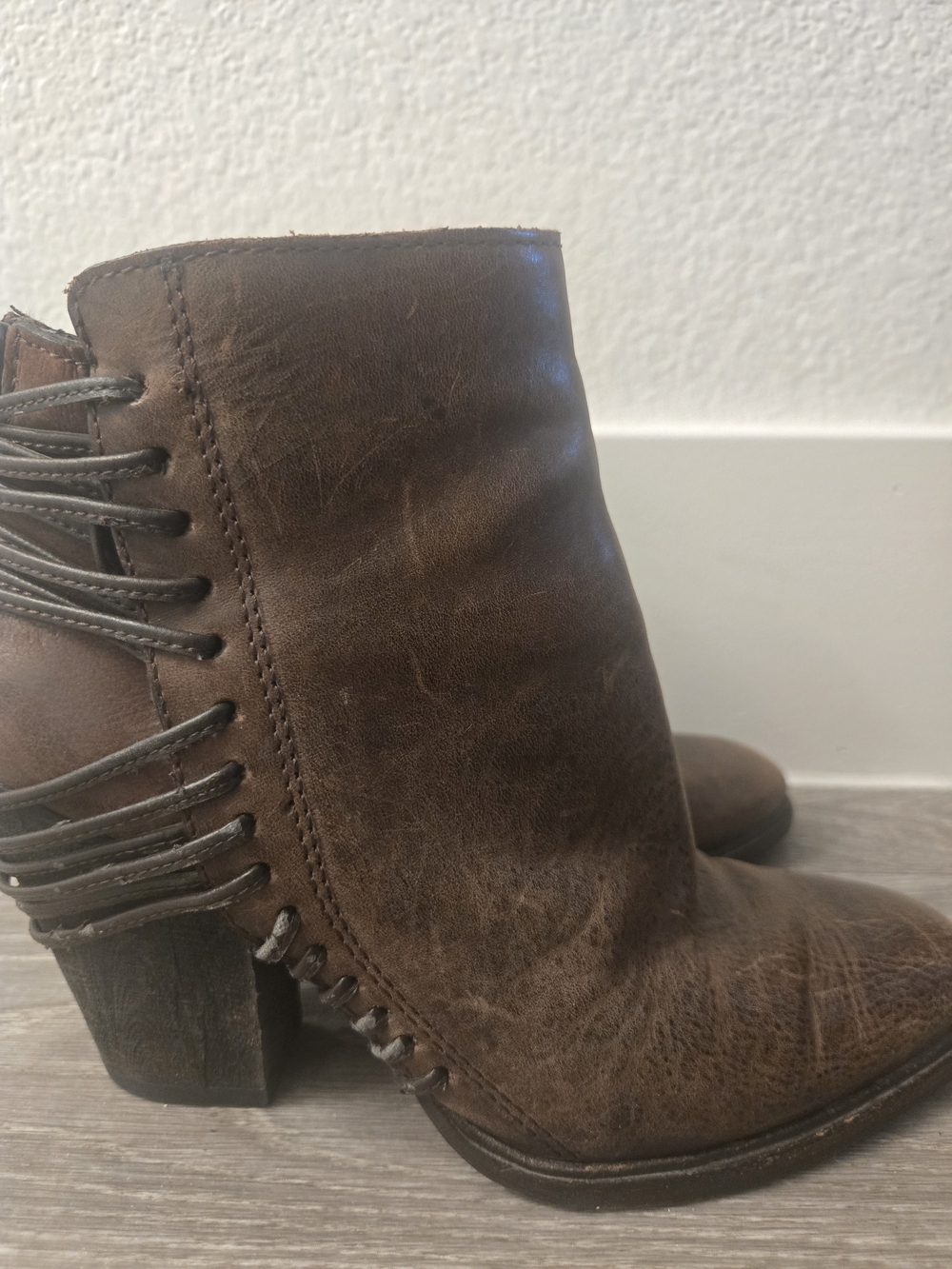 Dolce Vita Harvie Distressed Brown Leather Rear Lace-Up Ankle Boots Size 6